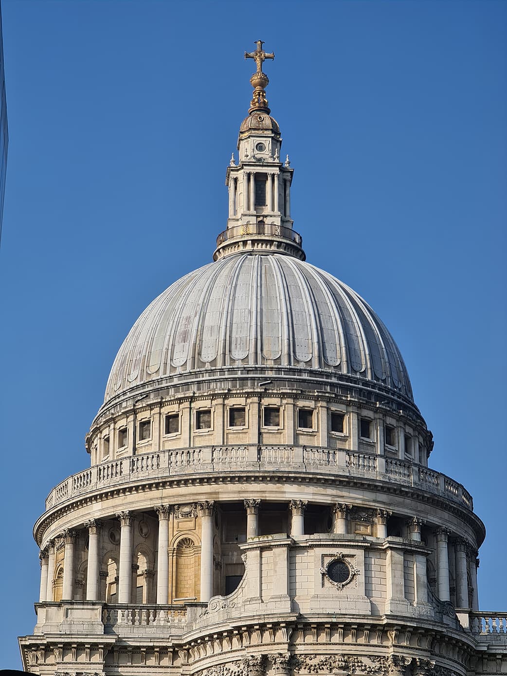 In foto si vede la cupola della cattedrale di St. Paul immersa in un bellissimo cielo azzurro.