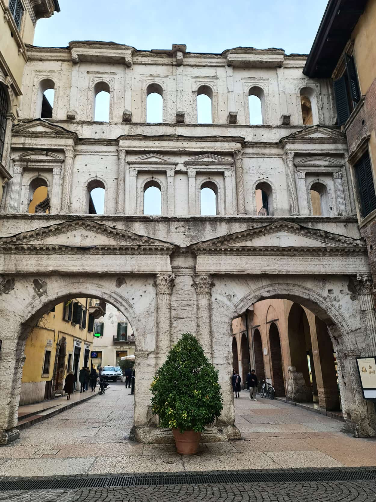 In foto si vede Porta Borsari, una porta molto antica, con due grandi archi da cui passare e tante piccole finestrelle che ricordano un po' quelle del Colosseo.