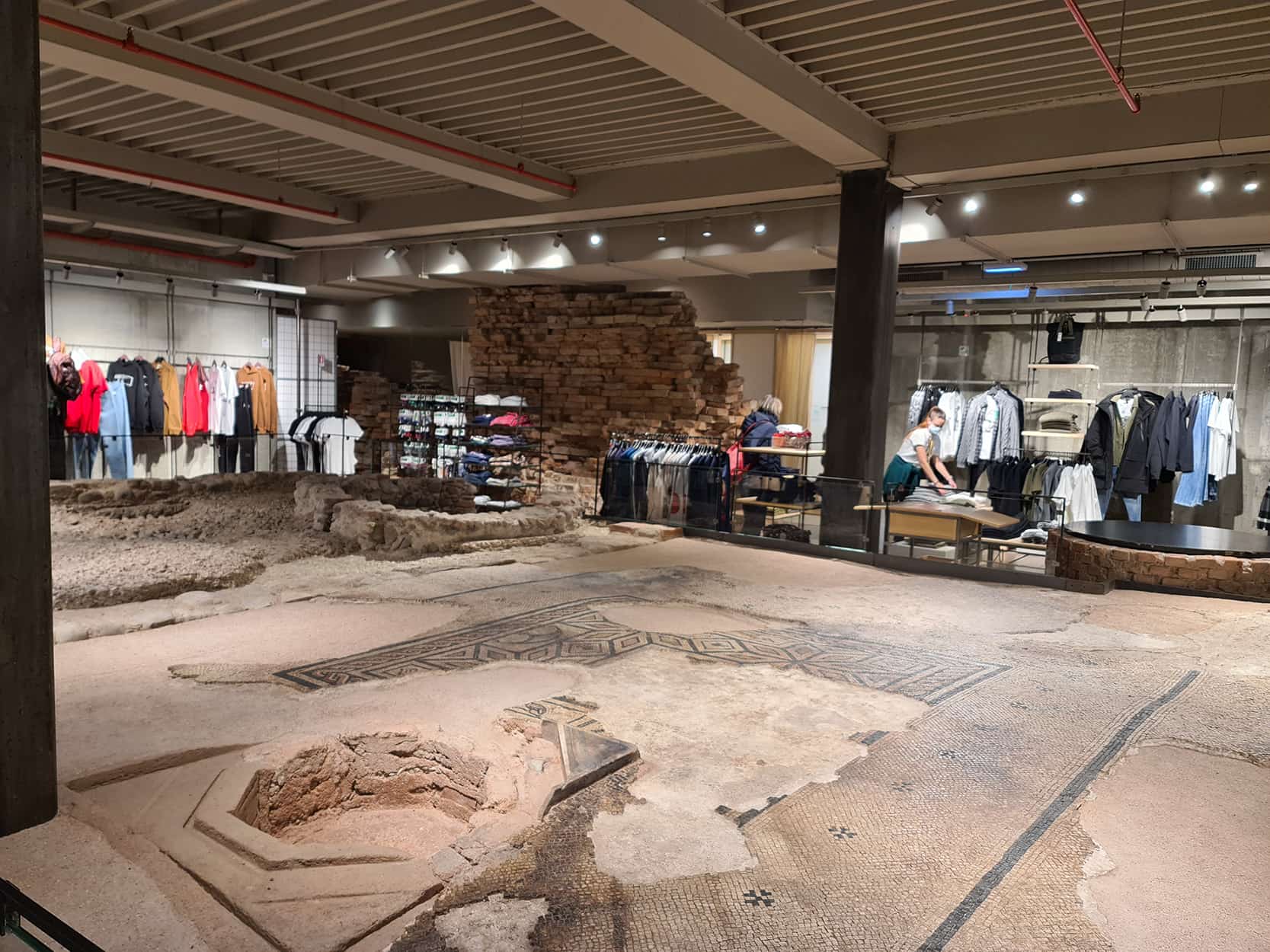 In foto si vedono i resti romani della Verona antica che si trovano al piano inferiore della Benetton, circondati quindi da indumenti in vendita!
