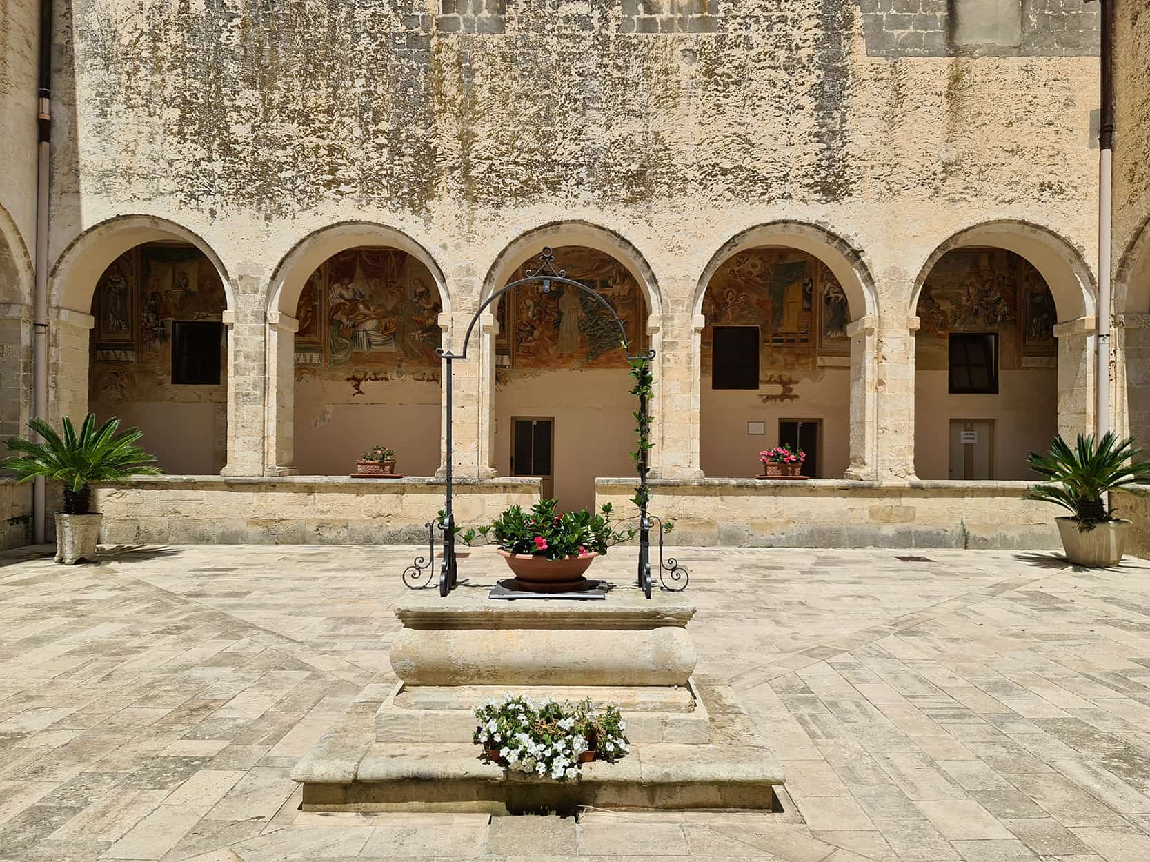 Una foto del chiostro del Convento Cateriniano che si trova accanto alla Basilica, che è di forma quadrangolare ed è anch'esso affrescato.