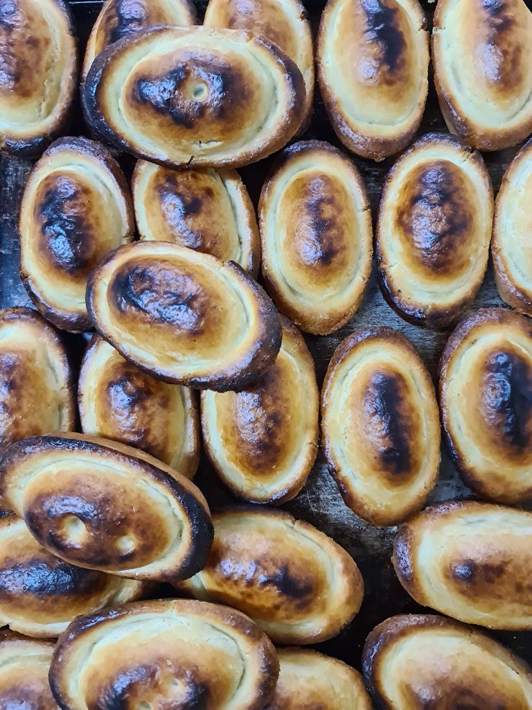 Una foto di tanti pasticciotti, dolci tipici del Salento