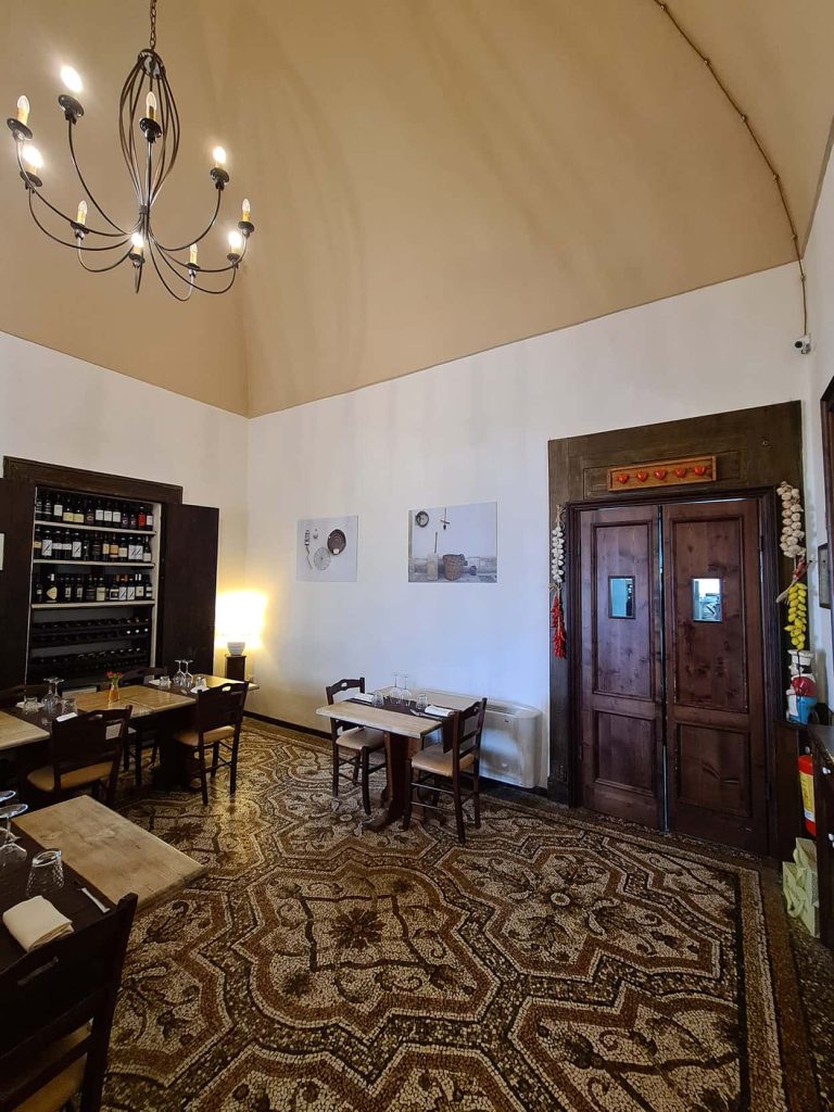 Una foto del ristorante Anima e Cuore a Galatina, all'interno di un palazzo antico. Risalta soprattutto il bellissimo pavimento a mosaico