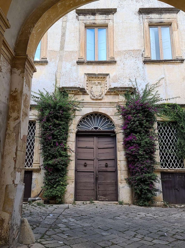 Una foto di una bellissima corte nel centro storico di Galatina